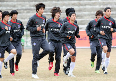 2010년 남아공월드컵 아시아예선 이란전을 하루 앞둔 10일 테헤란 이란축구대표팀 트레이닝센터에서 대표팀 선수들이 마지막 훈련에 임하며 몸을 풀고 있다. 