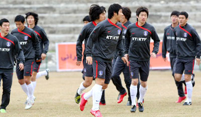 2010년 남아공월드컵 아시아예선 이란전을 하루 앞둔 10일 테헤란 이란축구대표팀 트레이닝센터에서 대표팀 선수들이 마지막 훈련에 임하며 몸을 풀고 있다. 