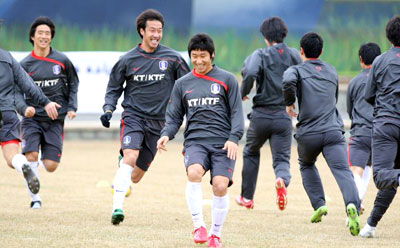 2010년 남아공월드컵 아시아예선 이란전을 하루 앞둔 10일 테헤란 이란축구대표팀 트레이닝센터에서 이근호(가운데부터 왼쪽으로), 하대성, 오범석 등 대표팀 선수들이 훈련하며 즐거워하고 있다. 