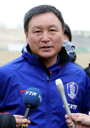2010년 남아공월드컵 아시아예선 이란전을 앞두고 10일 테헤란 이란축구대표팀 트레이닝센터에서 허정무 감독이 기자회견하고 있다. 