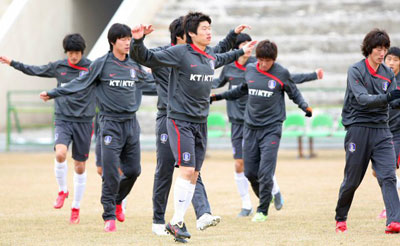 2010년 남아공월드컵 아시아예선 이란전을 하루 앞둔 10일 테헤란 이란축구대표팀 트레이닝센터에서 박지성, 김정우 등 대표팀 선수들이 두팔을 크게 펼치며 몸을 풀고 있다. 