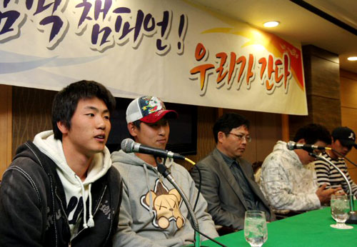 제2회 월드베이스볼클래식(WBC)을 앞두고 14일 서울 강남구 리베라호텔에서 열린 야구대표팀 기자회견에서 김광현이 "선배들이 없어도 잘하겠습니다."라는 소감을 밝히고 있다. 

왼쪽부터 김광현, 윤석민, 양상문 투수코치, 김현수, 이종욱. 
