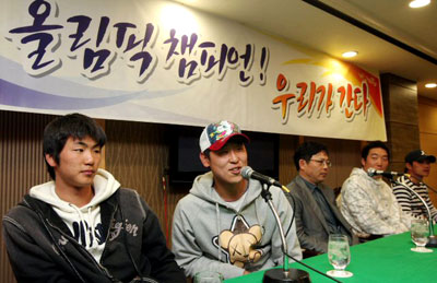 제2회 월드베이스볼클래식(WBC)을 앞두고 14일 서울 강남구 리베라호텔에서 열린 야구대표팀 기자회견에서 윤석민이 소감을 밝히고 있다. 왼쪽부터 김광현, 윤석민, 양상문 투수코치, 김현수, 이종욱. 