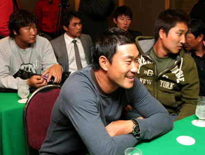 제2회 월드베이스볼클래식(WBC)을 앞두고 14일 서울 강남구 리베라호텔에 소집된 이진영(오른쪽부터), 고영민, 봉중근, 이종욱, 이대호 등 야구대표팀이 하일성 사무총장의 인사말을 듣고 있다. 