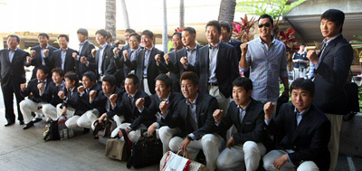 제2회 월드베이스볼클래식(WBC) 대표팀 선수들이 16일 오전(한국시간) 미국 하와이주 호놀룰루 국제공항에 도착, 4강신화 재현을 다짐하며 파이팅을 외치고 있다. 