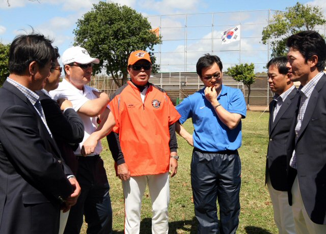 16일 오전(한국시간) 제2회 월드베이스볼클래식(WBC) 대표팀 김인식 감독과 코칭 스태프들이 전지훈련지인 미국 하와이주 호놀룰루 센트럴 오하우 리저널 파크에서 훈련 계획 등에 대해 얘기하고 있다. 