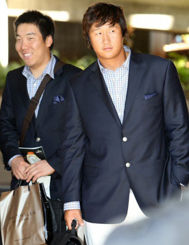   16일 오전(한국시간) 미국 하와이주 호놀룰루 국제공항에 도착한 WBC대표팀의 김현수와 이대호가 숙소로 향하는 버스를 기다리고 있다. 