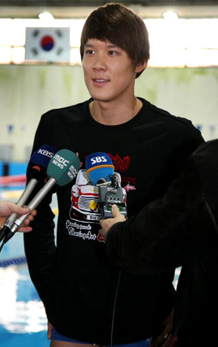 베이징올림픽 수영 자유형 남자 400ｍ 금메달리스트 박태환이 미국 전지훈련을 마치고 16일 오후 태릉선수촌에서 수영 훈련을 재개, 취재진의 질문에 답하고 있다. 