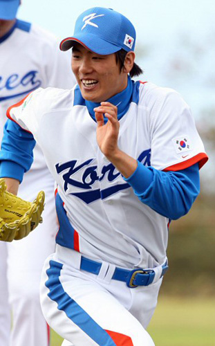  WBC 야구대표팀의 좌완 에이스 김광현이 17일 오전(한국시간) 하와이 호놀룰루 센트럴 오아후 리저널파크에서 가진 첫날 전지훈련에서 수비연습을 하고 있다. 