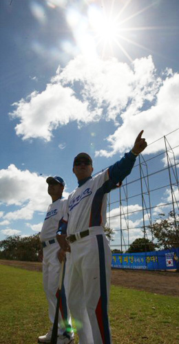   제2회 월드베이스볼클래식(WBC) 야구대표팀 김인식 감독과 김성한 수석코치가 17일 오전(한국시간) 하와이 호놀룰루 센트럴 오아후 리저널파크에서 첫날 전지훈련을 지켜보며 얘기하고 있다. 