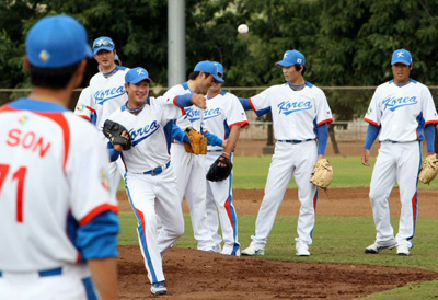 제2회 월드베이스볼클래식(WBC) 야구대표팀 투수들이 17일 오전(한국시간) 하와이 호놀룰루 센트럴 오아후 리저널파크에서 가진 첫날 전지훈련에서 공인구로 수비연습을 하고 있다. 