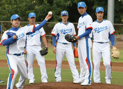 제2회 월드베이스볼클래식(WBC) 야구대표팀 투수들이 17일 오전(한국시간) 하와이 호놀룰루 센트럴 오아후 리저널파크에서 가진 첫날 전지훈련에서 공인구로 수비연습을 하고 있다. 