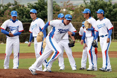   제2회 월드베이스볼클래식(WBC) 야구대표팀 투수들이 17일 오전(한국시간) 하와이 호놀룰루 센트럴 오아후 리저널파크에서 가진 첫날 전지훈련에서 수비연습을 하고 있다. 