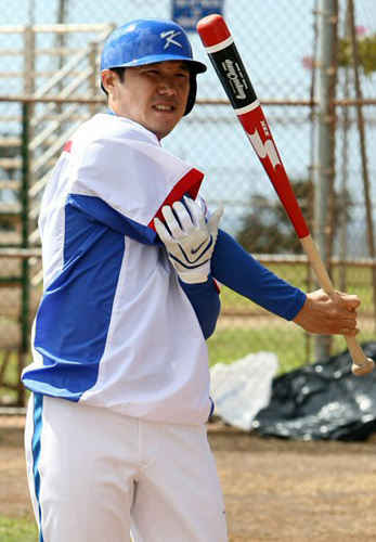   WBC 야구대표팀 박진만이 17일 오전(한국시간) 하와이 호놀룰루 센트럴 오아후 리저널파크에서 가진 첫날 전지훈련에서 타격 연습 도중 어깨통증이 가시지 않은 듯 어깨를 만지고 있다. 