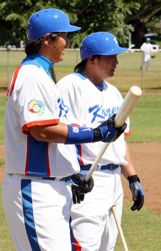   WBC 야구대표팀의 거포 이대호와 김태균이 17일 오전(한국시간) 하와이 호놀룰루 센트럴 오아후 리저널파크에서 가진 첫날 전지훈련에서 타격연습 도중 잠시 얘기를 나누고 있다. 