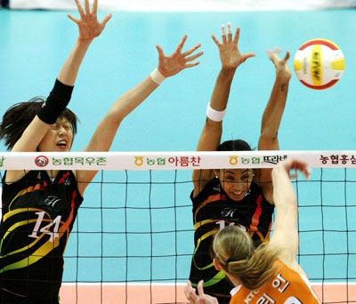 17일 수원실내체육관에서 벌어진 여자배구 V리그 KT&G와 현대건설의 경기에서 KT&G 마리안(앞)의 강타가 블로킹하던 현대건설 아우리(오른쪽)의 손에 맞고 있다. 