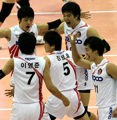 17일 수원실내체육관에서 벌어진 배구 V리그 삼성화재와 KEPCO 45의 경기에서 KEPCO 45 선수들이 첫 세트를 따낸 뒤 기뻐하고 있다. 그러나 세트 스코어 1대3으로 역전패. 
