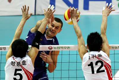 17일 수원실내체육관에서 벌어진 배구 V리그 삼성화재와 KEPCO 45의 경기에서 삼성화재 안젤코(뒤)가 때린 볼이 KEPCO 45 최귀동(오른쪽)의 손에 맞아 일그러지고 있다. 