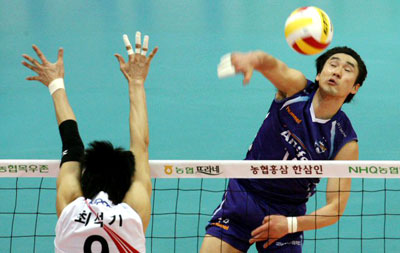 17일 수원실내체육관에서 벌어진 배구 V리그 삼성화재와 KEPCO 45의 경기에서 삼성화재 석진욱(오른쪽)이 KEPCO 45 최석기의 블로킹을 앞에 두고 스파이크를 날리고 있다. 
