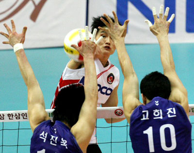 17일 수원실내체육관에서 벌어진 배구 V리그 삼성화재와 KEPCO 45의 경기에서 삼성화재 석진욱, 고희진의 블로킹을 앞에 두고 KEPCO 45 정평호가 스파이크를 날리고 있다. 