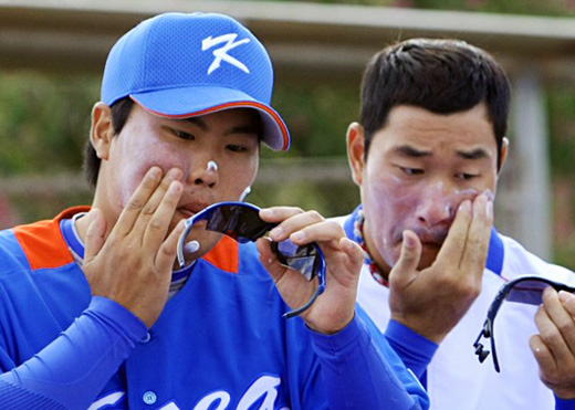   하와이 호놀룰루 센트럴 오아후 리저널파크에서 전지훈련 중인 월드베이스볼클래식(WBC) 대표팀의 류현진과 봉중근이 18일 오전(한국시간) 훈련을 시작에 앞서 선글라스에 얼굴을 비춰보며 썬크림을 바르고 있다. 