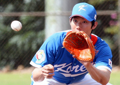 월드베이스볼클래식(WBC) 대표팀의 2루수 고영민이 18일 오전(한국시간) 하와이 호놀룰루 센트럴 오아후 리저널파크 훈련장에서 수비연습을 하고 있다. 
 