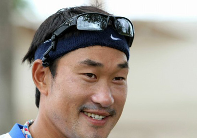  월드베이스볼클래식(WBC) 대표팀의 봉중근이 18일 오전(한국시간) 하와이 호놀룰루 센트럴 오아후 리저널파크에서 훈련을 마친 후 MP3 기능이 있는 선글라스를 머리에 얹은 채 한 기자와 이야기하고 있다. 