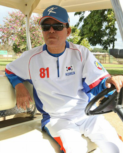  김인식 월드베이스볼클래식(WBC) 대표팀 감독이 18일 오전(한국시간) 하와이 호놀룰루 센트럴 오아후 리저널파크 훈련장에서 소형전동차를 타고 다니며 선수들의 훈련 모습을 지켜보고 있다.
 