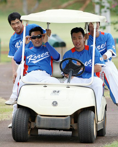 박진만, 이범호 등 월드베이스볼클래식(WBC) 대표팀 선수들이 18일 오전(한국시간) 하와이 호놀룰루 센트럴 오아후 리저널파크에서 훈련 도중 소형전동차를 타고 화장실에 다녀오고 있다. 