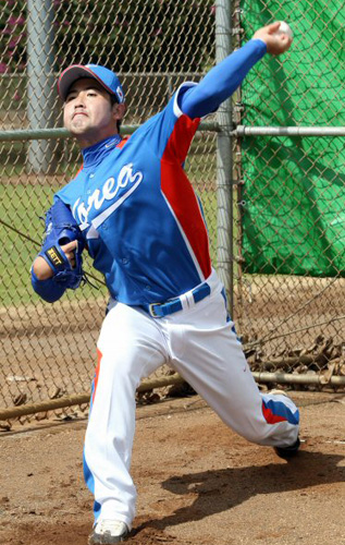 월드베이스볼클래식(WBC) 대표팀 투수 장원삼이 18일 오전(한국시간) 하와이 호놀룰루 센트럴 오아후 리저널파크 훈련장에서 불펜피칭을 하고 있다. 