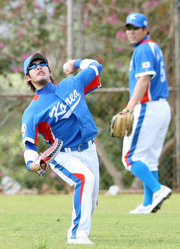 월드베이스볼클래식(WBC) 대표팀의 외야수 이용규가 18일 오전(한국시간) 하와이 호놀룰루 센트럴 오아후 리저널파크 훈련장에서 김현수 등과 함께 수비훈련을 하고 있다. 