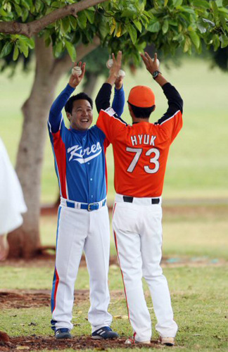   월드베이스볼클래식(WBC) 대표팀의 박진만이 18일 오전(한국시간) 하와이 호놀룰루 센트럴 오아후 리저널파크 훈련장에서 손혁 인스터럭터와 함께 어깨 부상 회복을 위한 스트레칭을 하고 있다. 