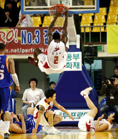 18일 대구실내체육관에서 열린 프로농구 대구 오리온스-안양 KT&G전에서 오리온스 레지 오코사(2번)가 덩크슛을 성공시키는 동안 양 팀 선수들이 바닥에 나뒹굴고 있다. 