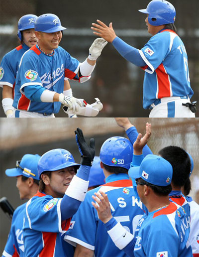 19일 오전 미국 하와이 호놀룰루 센트럴 오아후 리저널파크에서 열린 WBC 야구 대표팀-한화 이글스 연습경기에서 대표팀 포수 박경완(사진 위)과 강민호(사진 아래)가 각각 4회초 만루홈런, 6회초 2점 홈런을 친 후 팀 동료들과 하이파이브를 하고 있다. 