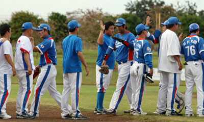  19일 오전 미국 하와이 호놀룰루 센트럴 오아후 리저널파크에서 열린 WBC 야구 대표팀-한화 이글스 연습경기에서 대표팀 선수들이 승리한 후 함께 기뻐하고 있다. 