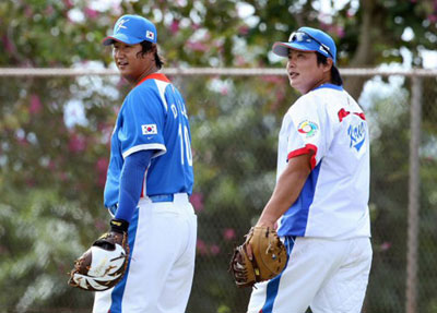 19일 오전(한국시간) 미국 하와이 호놀룰루 센트럴 오아후 리저널파크 훈련장에서 WBC 야구 대표팀 중심 타자들인 이대호와 김태균이 함께 수비 훈련을 하고 있다. 