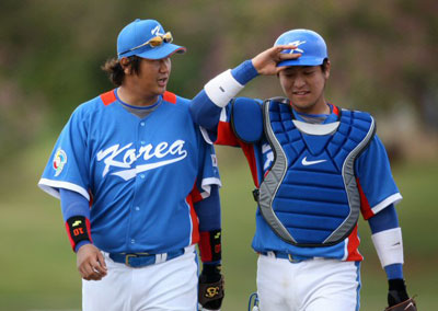  19일 오전 미국 하와이 호놀룰루 센트럴 오아후 리저널파크에서 열린 WBC 야구 대표팀-한화 이글스 연습경기에서 대표팀 이대호(왼쪽)가 박경완의 만루홈런에 이어 2점 홈런을 친 후 강민호와 얘기하고 있다. 