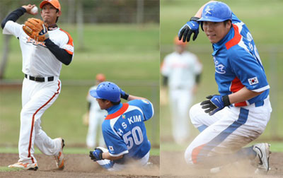  19일 오전 미국 하와이 호놀룰루 센트럴 오아후 리저널파크에서 열린 WBC 야구 대표팀-한화 이글스 연습경기에서  대표팀 김현수가 5회초 무사 1루 상황, 이대호의 내야 땅볼 때 2루에서 포스아웃되고 있다. 