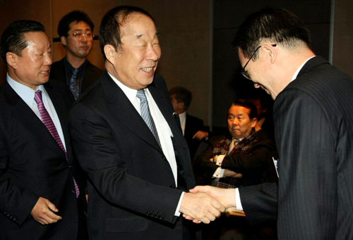 신임 박용성 대한체육회장 19일 오후 서울 광장동 쉐라톤그랜드워커힐호텔에서 대의원들과 인사하고 있다. 

국제스포츠 '외교관'으로 활동했던 박용성(69) 전 국제올림픽위원회(IOC ) 위원이 앞으로 4년간 한국스포츠를 이끌어갈 체육계 수장에 올랐다.

박용성 전 IOC 위원은 19일 쉐라톤워커힐 호텔에서 열린 제37대 대한체육회장 선거에서 총 50표 중 26표를 획득, 과반수의 지지를 얻으며 신임 체육회장으로 선출됐다.

 
