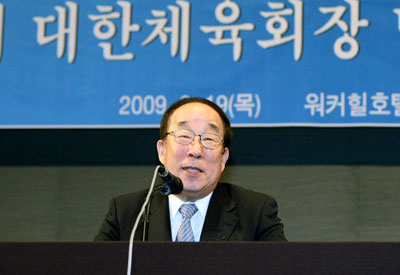 신임 박용성 대한체육회장 19일 오후 서울 광장동 쉐라톤그랜드워커힐호텔에서 기자들의 질문에 답하고 있다. 