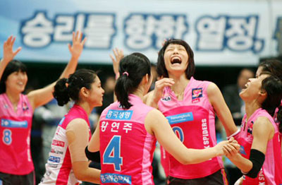 19일 인천 도원체육관에서 열린 프로배구 여자부 GS칼텍스-흥국생명의 경기. 흥국생명 김연경(10번), 황연주(4번) 등이 세트스코어 3-2로 역전승을 거둬 4연패에서 탈출한 뒤 기쁨을 나누고 있다. 