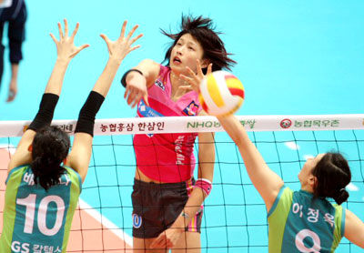 19일 인천 도원체육관에서 열린 프로배구 여자부 GS칼텍스-흥국생명의 경기. 흥국생명 김연경이 배유나(왼쪽)와 이정옥(오른쪽)을 상대로 스파이크를 하고 있다. 