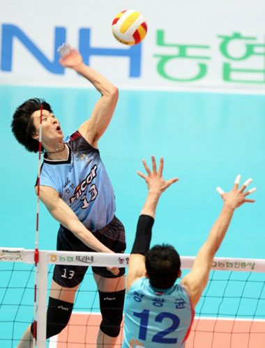 19일 인천 도원체육관에서 열린 프로배구 남자부 대한항공-현대캐피탈의 경기. 현대캐피탈 박철우가 장광균의 블로킹 위로 공격을 하고 있다. 