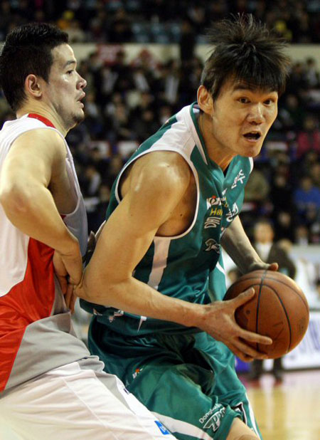 19일 오후 서울 잠실학생체육관에서 열린 프로농구 서울 SK와 원주 동부의 경기에서 동부 김주성이 SK 김민수 수비에 막혀 패스할 곳을 찾고 있다. 동부는 나란히 더블더블을 기록한 다니엘스와 화이트, 통증을 참고 뛴 김주성의 부상 투혼에 힘입어SK를 93-81로 제압했다. 