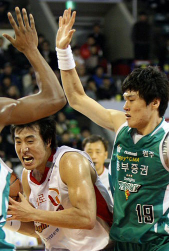 9일 오후 서울 잠실학생체육관에서 열린 프로농구 서울 SK와 원주 동부의 경기에서 SK 방성윤이 동부 수비에 막혀 돌파할 곳을 찾고 있다. 