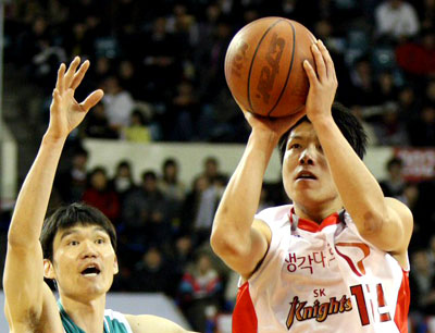  19일 오후 서울 잠실학생체육관에서 열린 프로농구 서울 SK와 원주 동부의 경기에서 SK 이병석이 슛을 하고 있다. 