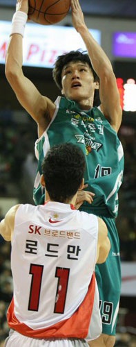 19일 오후 서울 잠실학생체육관에서 열린 프로농구 서울 SK와 원주 동부의 경기에서 동부 윤호영이 슛을 하고 있다. 