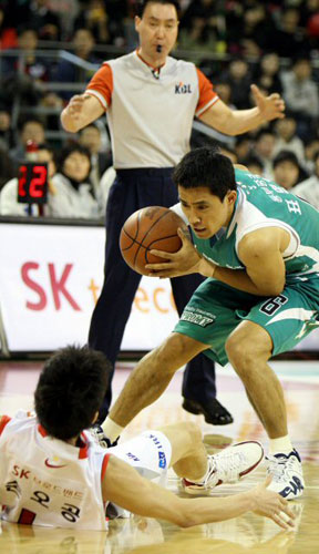 19일 오후 서울 잠실학생체육관에서 열린 프로농구 서울 SK와 원주 동부의 경기에서 동부 표명일이 SK에 가로막혀 돌파를 시도하고 있다. 