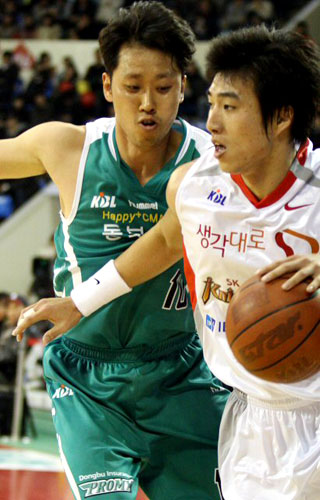 19일 오후 서울 잠실학생체육관에서 열린 프로농구 서울 SK와 원주 동부의 경기에서 SK 방성윤이 패스할 곳을 찾고 있다. 