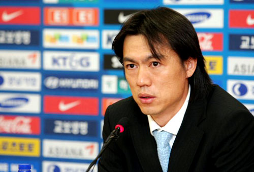 홍명보 신임 U-20 감독이 23일 서울 대한축구협회에서 열린 기자회견에서 신임 감독으로서의 각오를 밝히고 있다. 